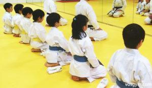 國際松濤館空手道連盟 赤坂ボスジム道場 正座して挨拶をする子ども